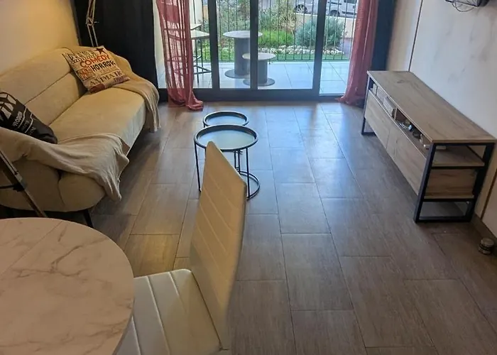 Apartment Chic Cinema In