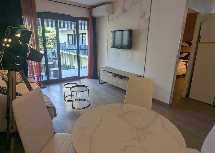 Chic Cinema In * كان